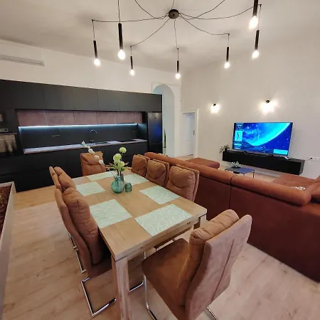 Town Square דירה זאדאר