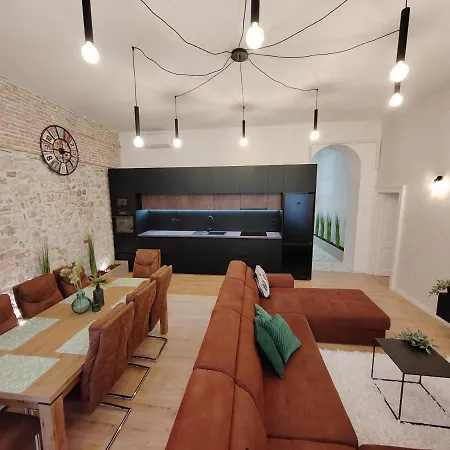 Town Square דירה זאדאר