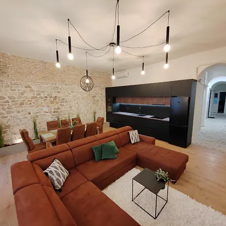 Town Square זאדאר