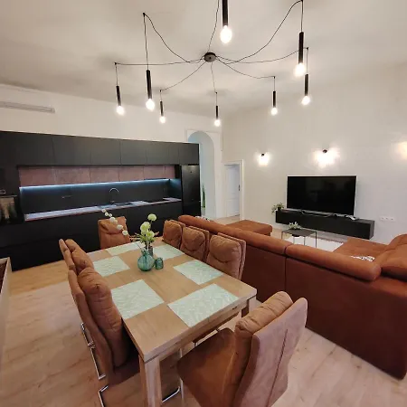 Town Square * זאדאר