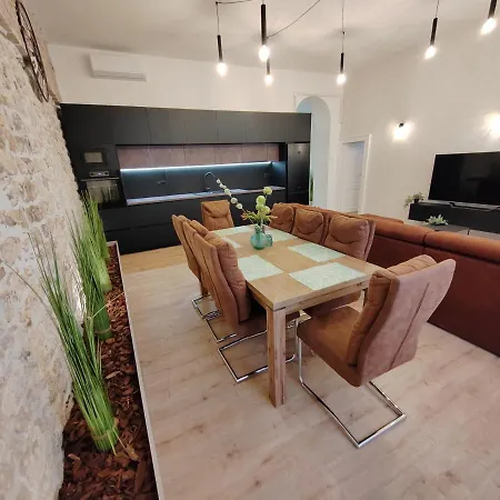 Town Square דירה זאדאר